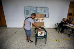 Cử tri Venezuela bỏ phiếu bầu Quốc hội lập hiến tại điểm bầu cử ở Caracas ngày 30/7. (Nguồn: AFP/TTXVN)