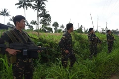 Các binh sỹ Philippines gác ở ngoại ô Marawi thuộc đảo Mindanao, miền nam Philippines. (Nguồn: AFP/TTXVN)