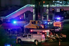 Cảnh sát điều tra tại hiện trường vụ xả súng ở Las Vegas. (Nguồn: AFP/TTXVN)