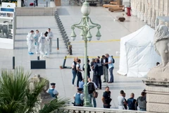 Cảnh sát Pháp điều tra tại hiện trường vụ tấn công ở Marseille ngày 1/10. (Nguồn: AFP/TTXVN)