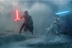 Trận chiến được mong chờ giữa Kylo Ren (trái) và Ray. (Nguồn: Deseret)