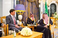 Quốc vương Saudi Arabia Salman (phải) và Bộ trưởng Quốc phòng Mỹ Mark Esper (trái) trong cuộc gặp tại Riyadh ngày 22/10/2019. (Ảnh: AFP/ TTXVN)