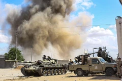 Khói bốc lên sau các cuộc giao tranh tại ngoại ô Tripoli ngày 12/4. (Nguồn: AFP/TTXVN)