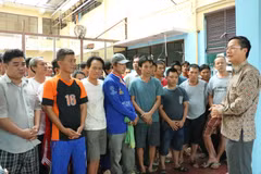 Đại sứ Phạm Vinh Quang (bìa phải) thăm hỏi ngư dân tại Trung tâm giam giữ của Văn phòng khu vực Tanjung Pinang thuộc Bộ Luật pháp và Nhân quyền Indonesia ngày 30/1/2019. (Nguồn: Hải Ngọc/TTXVN)