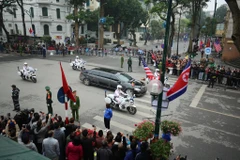 Giao thông ùn tắc, người dân Hà Nội vẫn chờ đón thượng đỉnh Mỹ-Triều. (Nguồn: Vietnam+)