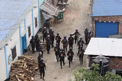 Lực lượng phản ứng nhanh Bangladesh tham gia chiến dịch truy quét phiến quân ở thủ đô Dhaka ngày 29/4/2019. (Ảnh: THX/TTXVN)