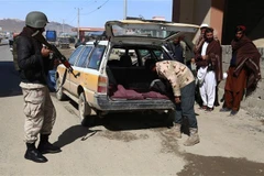 Binh sỹ Afghanistan kiểm tra tại một chốt kiểm soát an ninh. (Nguồn: THX/TTXVN)
