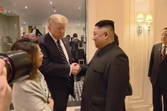 Đài truyền hình Trung ương Triều Tiên phát sóng hình ảnh Tổng thống Mỹ Donald (thứ 2, trái) và Chủ tịch Triều Tiên Kim Jong-un (thứ 2, phải) tại Hội nghị thượng đỉnh Mỹ-Triều lần hai ngày 6/3/2019. (Nguồn: YONHAP/TTXVN) 