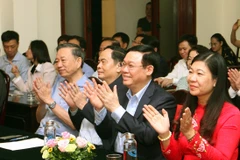 Các đồng chí lãnh đạo Đảng, Nhà nước, Mặt trận Tổ quốc Việt Nam và Thành phố Hà Nội dự Ngày hội Đại đoàn kết toàn dân tộc tại địa bàn dân cư số 6 và số 9, phường Quán Thánh, quận Ba Đình. (Ảnh: Nguyễn Dân/TTXVN)