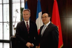 Trưởng Ban Đối ngoại Trung ương Hoàng Bình Quân với Quốc vụ khanh Bộ châu Âu và Ngoại giao Pháp Jean-Baptiste Lemoyne. (Nguồn: TTXVN)