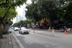 Tổng chiều dài đoạn rào chắn là 202m, thu hẹp lòng đường đoạn từ nút giao Lê Duẩn đến tòa nhà 88 Trần Hưng Đạo (đối diện Cung Văn hóa Hữu nghị Việt Xô). (Ảnh: Huy Hùng - TTXVN)
