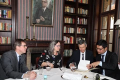 Đại sứ Việt nam tại Đức Nguyễn Minh Vũ làm việc với bà Heike Werner, Bộ trưởng Bộ Lao động, xã hội, y tế, phụ nữ bang Thüringen. (Nguồn: Thanh Bình/TTXVN)