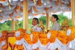 Nhà vua Thái Lan Maha Vajiralongkorn - Rama X (trái) tại một buổi lễ ở Bangkok ngày 9/5/2019. (Ảnh: THX/TTXVN)