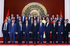 Thủ tướng Nguyễn Xuân Phúc với cán bộ Đại sứ quán và cộng đồng người Việt Nam tại Trung Quốc. (Ảnh: Thống Nhất/TTXVN)