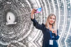 Thiếu nữ Nga thích thú selfie bằng điện thoại Vsmart.