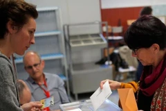 Hình ảnh những cử tri Tây Ban Nha đầu tiên đi bỏ phiếu. (Nguồn: FMT)