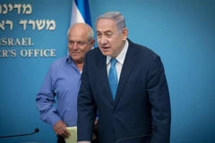 Thủ tướng Israel Benjamin Netanyahu (trước) và Chủ tịch Ủy ban Trung ương đảng Likud Haim Katz. (Nguồn: Israel National News)