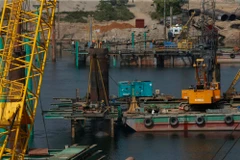 Vị trí xảy ra tai nạn lao động tại khu vực thi công cầu Hòa Bình 2. Ảnh được chụp vào 11h trưa ngày 17/12/2019. (Ảnh: Trọng Đạt/TTXVN)