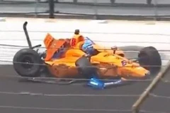 Xe của Alonso đã bị va chạm trong một khúc cua gấp. (Nguồn: Newofdayonline)