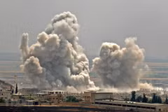 Khói bốc lên sau một cuộc không kích ở tỉnh Idlib ngày. (Ảnh: AFP/TTXVN)