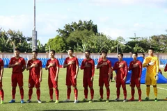 Đội U22 Việt Nam chào cờ trước trận đấu. (Ảnh: Hoàng Linh/TTXVN)