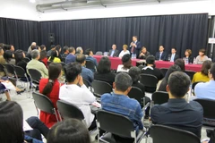 Cử tri Việt chất vấn về một số vấn đề dân sinh. (Nguồn: Hoàng Linh/Vietnam+)