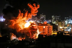 Khói lửa bốc lên sau một cuộc không kích của Israel xuống thành phố Gaza tối 25/3/2019. (Nguồn: AFP/ TTXVN)