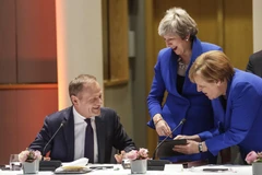 Thủ tướng Anh Theresa May (giữa), Chủ tịch Hội đồng châu Âu Donald Tusk (trái) và Thủ tướng Đức Angela Merkel tại hội nghị thượng đỉnh bất thường của EU về Brexit ở Brussels (Bỉ) ngày 10/4/2019. (Nguồn: AFP/TTXVN)