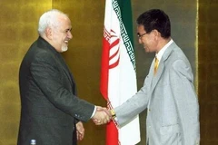 Ngoại trưởng Nhật Bản Taro Kono (phải) và Ngoại trưởng Iran Mohammad Javad Zarif (trái) tại cuộc gặp ở Yokohama, Nhật Bản, ngày 27/8. (Ảnh: Kyodo/TTXVN)