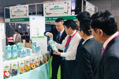 Đoàn đại biểu tìm hiểu về hơn 20 loại sản phẩm Vinamilk giới thiệu như Sữa chua, nước dừa, trà sữa… và đặc biệt là Hi! Café mới ra mắt tại Trung Quốc. (Nguồn: Vinamilk)