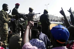 Người biểu tình tập trung bên ngoài trụ sở Bộ Quốc phòng Sudan ở Khartoum ngày 9/4/2019. (Nguồn: AFP/ TTXVN)