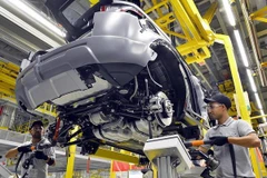 Công nhân làm việc trong một nhà máy ôtô tại Brazil. (Nguồn: Autocar)