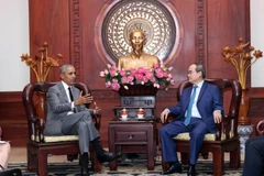 Bí thư Thành ủy Thành phố Hồ Chí Minh Nguyễn Thiện Nhân (phải) tiếp cựu Tổng thống Hoa Kỳ Barack Obama. (Ảnh: Xuân Khu//TTXVN)