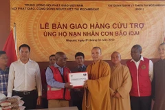 Thượng tọa Thích Đồng Huệ trao quà cứu trợ của Trung ương Giáo hội Phật giáo Việt Nam cho Cơ quan Trung ương quản lý thiên tai của Mozambique. (Nguồn: Phi Hùng/TTXVN)