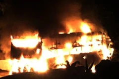 Trong ảnh: Hiện trường vụ cháy xe rạng sáng 3/10 tại vị trí giáp ranh giữa 2 tỉnh Kon Tum và Quảng Nam. (Ảnh: Cao Nguyên/TTXVN)