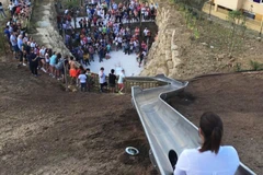 Chiếc cầu trượt tại Estepona có độ dốc rất cao và khiến nhiều người bị thương. (Nguồn: The Olive Press)