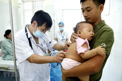Kiểm tra sức khoẻ cho bệnh nhi bị mắc sởi. (Ảnh: Dương Ngọc/TTXVN)