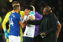 Son Heung Min khóc sau khi chứng kiến Andre Gomes bị gãy chân. (Nguồn: Daily Express)