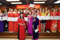 Các Hội viên tiêu biểu nhận Giấy khen của Tổng Lãnh sự. (Nguồn: Xuân Tuấn/Hoài Nam)