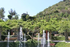 Khu tắm bùn được thiết kế theo mô hình ruộng bậc thang, hài hòa với thiên nhiên. (Ảnh: Tiên Minh/TTXVN)