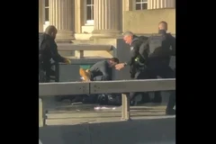 Video cảnh sát Anh bắt giữ một nghi phạm trên cầu London