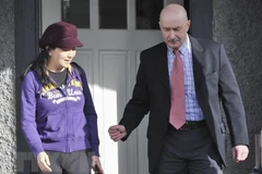 Bà Mạnh Vãn Châu (trái) rời tòa án ở Vancouver, Canada ngày 6/3. (Ảnh: AFP/TTXVN)