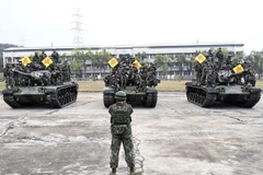 Binh lính Đài Loan (Trung Quốc) đang vận hành các mẫu xe tăng mua từ Mỹ. (Nguồn: CBS News)