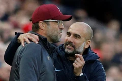 Jurgen Klopp (trái) đã bị Guardiola (phải) vượt mặt dù hơn tới 7 điểm. (Nguồn: Irish Mirror)