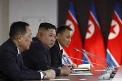 Nhà lãnh đạo Triều Tiên Kim Jong-un (thứ 2, trái) trong cuộc gặp Tổng thống Nga Vladimir Putin tại Trường Đại học Liên bang Viễn Đông ở Vladivostok ngày 25/4/2019. (Ảnh: AFP/TTXVN)