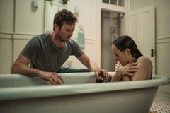 Armie Hammer (trái) và Dakota Johnson trong một cảnh phim. (Nguồn: The Film Stage)