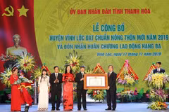 Đồng chí Nguyễn Văn Bình Trưởng ban Kinh tế Trung ương trao Bằng công nhân huyện Vĩnh Lộc đạt chuẩn huyện nông thôn mới năm 2019. (Ảnh: Duy Hưng/TTXVN)