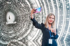 Thiếu nữ Nga thích thú selfie bằng điện thoại Vsmart.