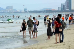 Du khách vui chơi trên các bãi biển Đà Nẵng. (Ảnh: Trần Lê Lâm/TTXVN)