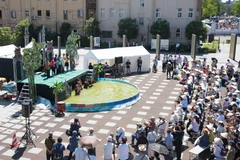 Khách mời và đông đảo bạn bè Nhật Bản, quốc tế xem biểu diễn rối nước trong Lễ hội Việt Nam tại tỉnh Kanagawa năm 2019. (Ảnh: Thành Hữu/TTXVN)